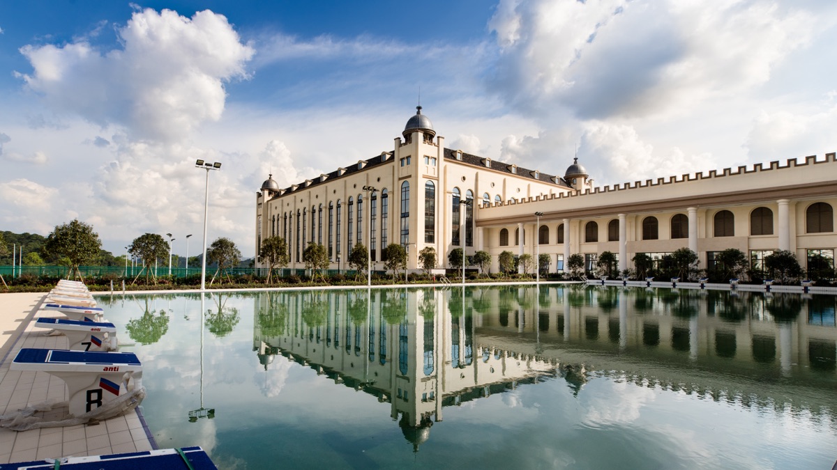 学校是广东工商职业技术大学,学校始建于1996年,原名广东工商职业学院